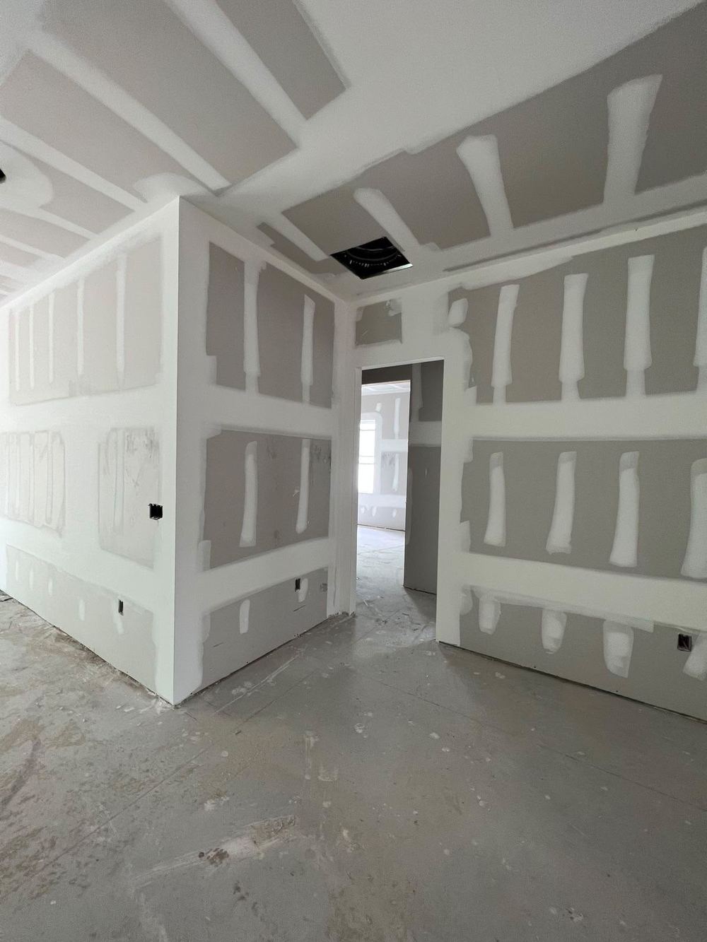 Divisórias internas de drywall em obra residencial de alto padrão Lumine