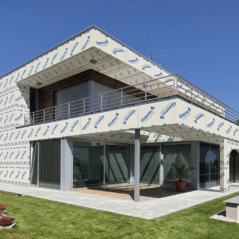 Fachada moderna com varanda envidraçada e acabamento em Glassroc Lumine