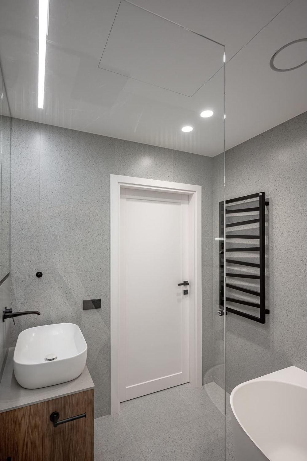 Porta branca com acabamento laqueado premium em banheiro moderno Lumine